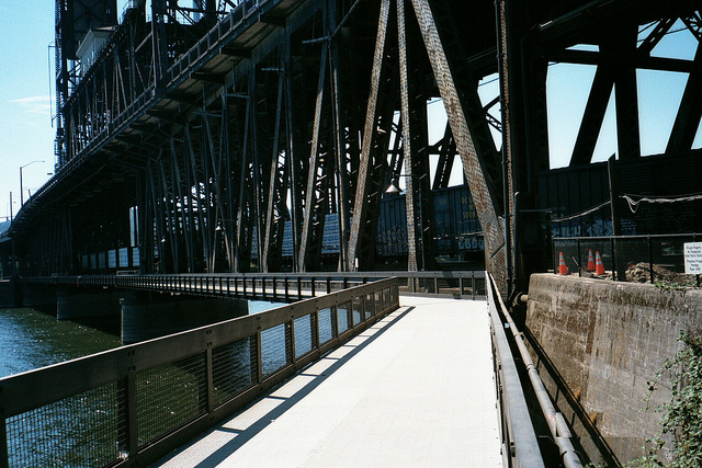 A cantilevered 12-foot shared use path was added to the lower deck of Steel Bridge.