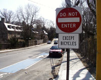 Sign indicating contraflow bike lanes on Scott Street.